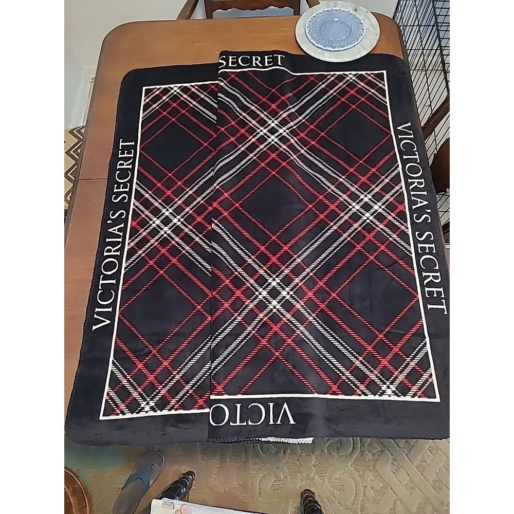 Victoria's Secret Sherpa Fleece Cozy Blanket Black Red and White‎ Color 50